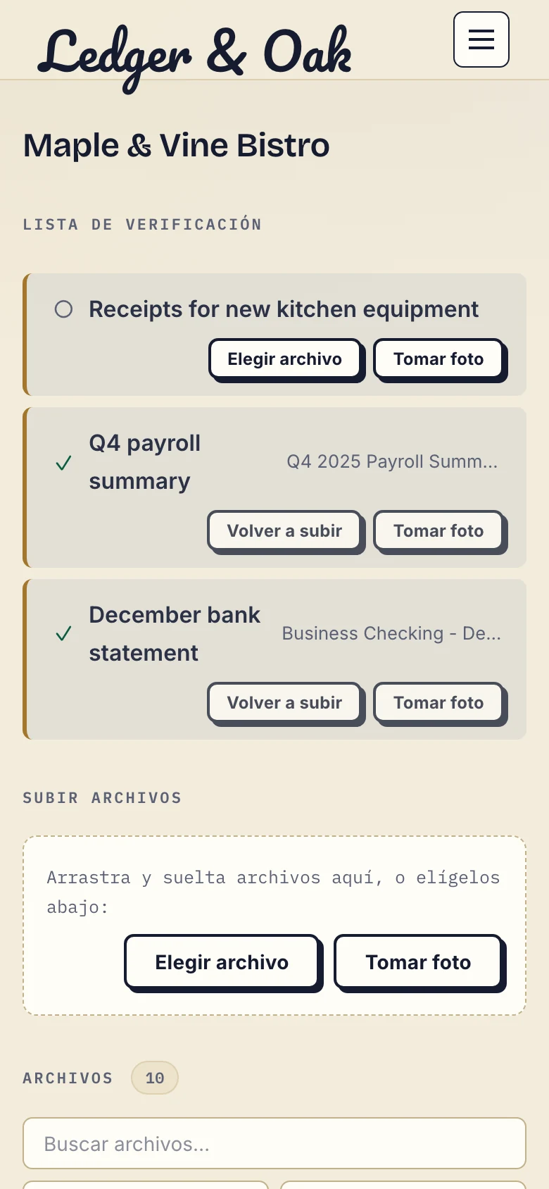 Portal de cliente en un móvil con lista de documentos y botones para elegir archivos o tomar fotos
